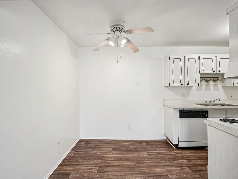 Outer Drive Manor Apartments — Photo 32