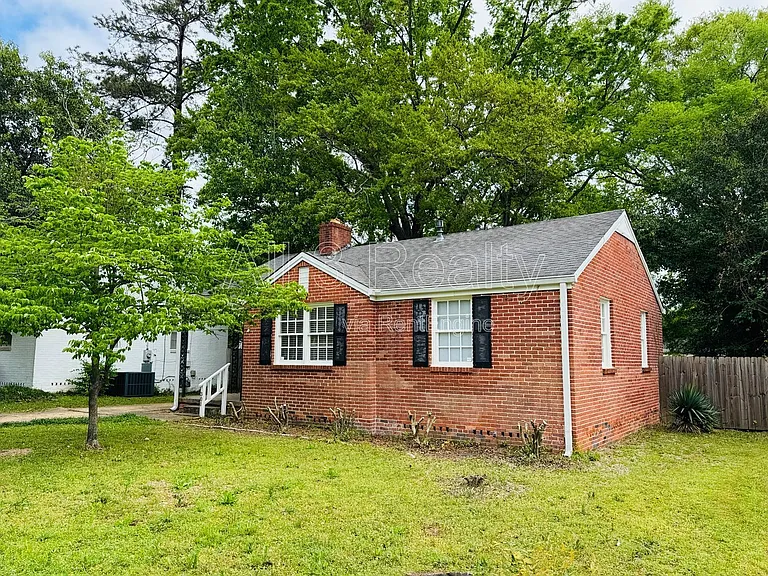 301 Bradley Dr — Photo 2