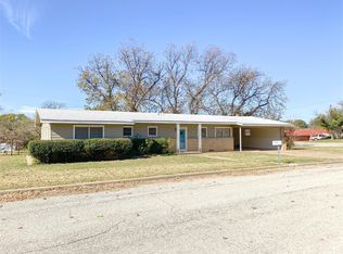 613 N Plants St, Seymour, TX 76380