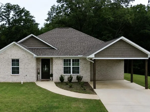 1018 N Sherman Dr, Blue Springs, MS 38828