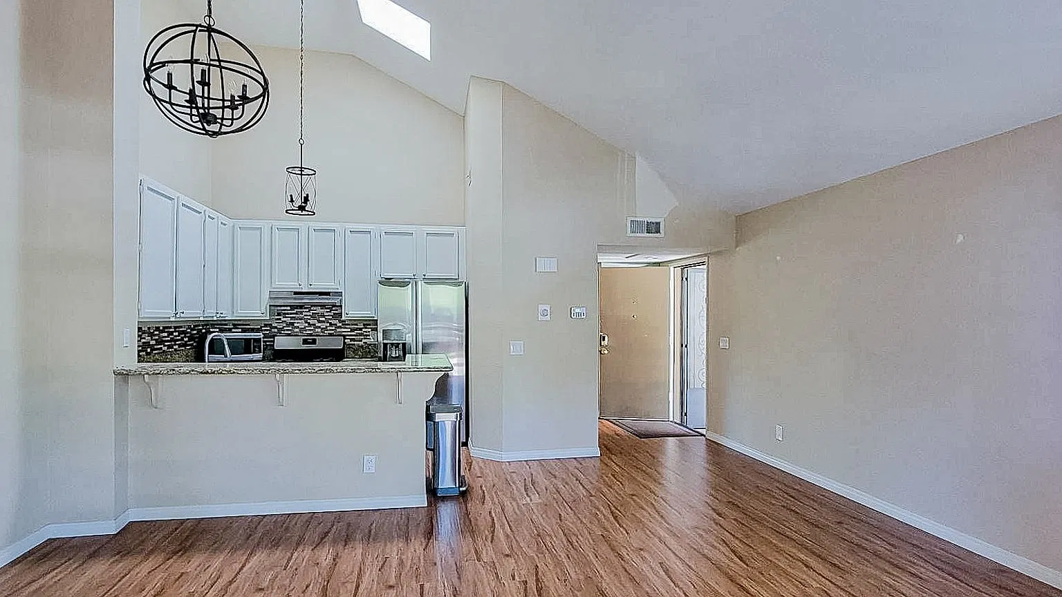 Modern + Upgraded 1 Bed, 1 Bath Upstairs Unit in Scripps Ranch — Photo 2