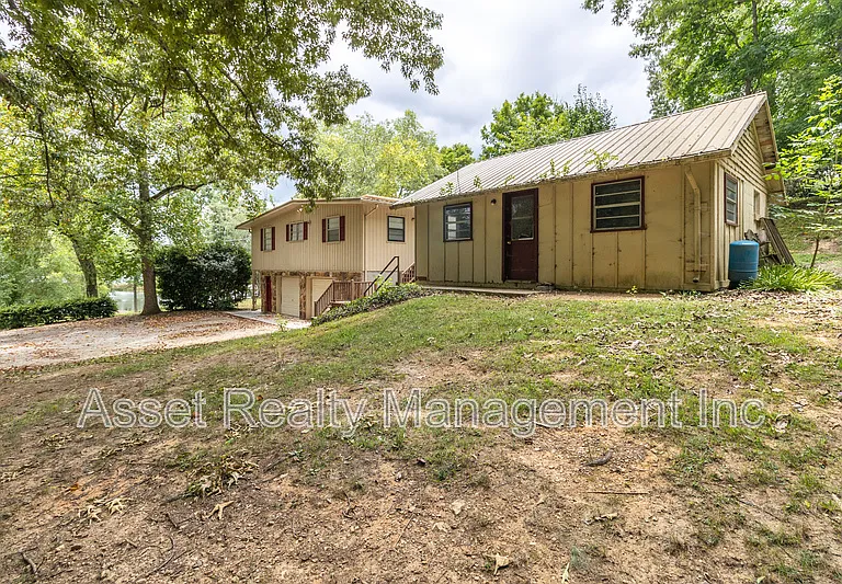 630 Colonial Dr — Photo 3