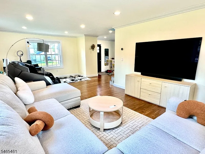 4 bed, 2.5 bath, $7,500 — Photo 4