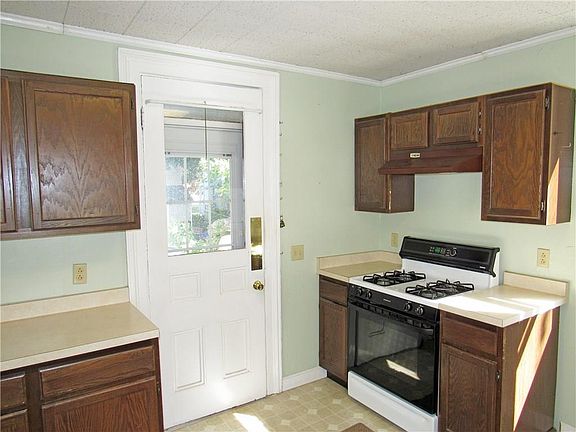 4th image of 16 Wadsworth Ave