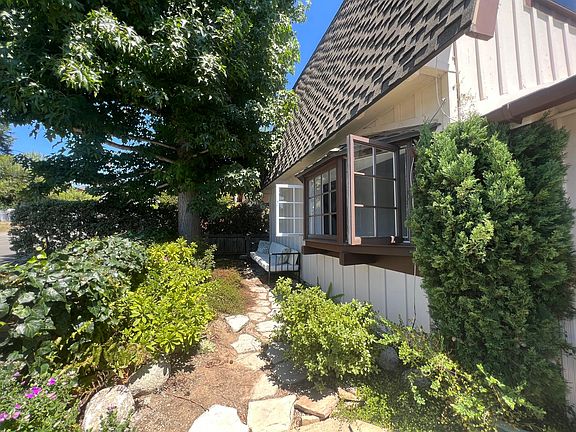 Walk to the beach & everywhere in The Village!!!