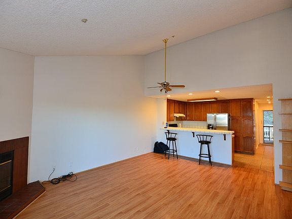3rd image of 611 Cedar Ct