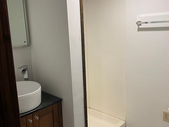 Lower level full bath