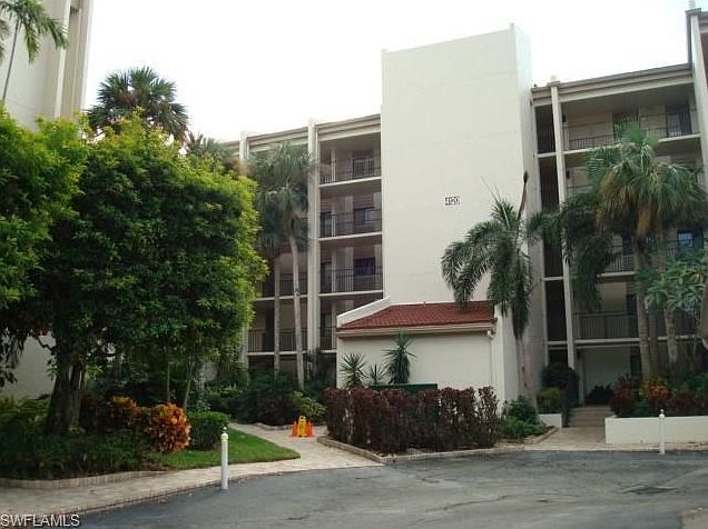 The Landings at Steamboat Bend East! Fabulous 3rd floor condo.