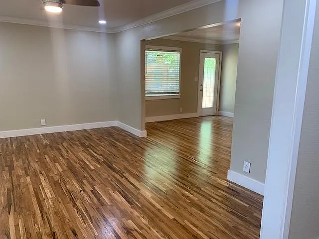 1221 S Knoxville Ave — Photo 2