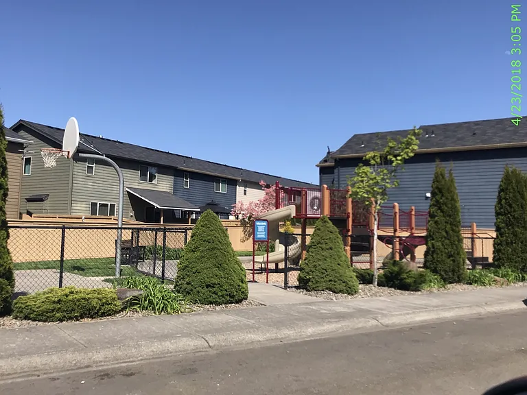 5724 NE 47th St — Photo 33