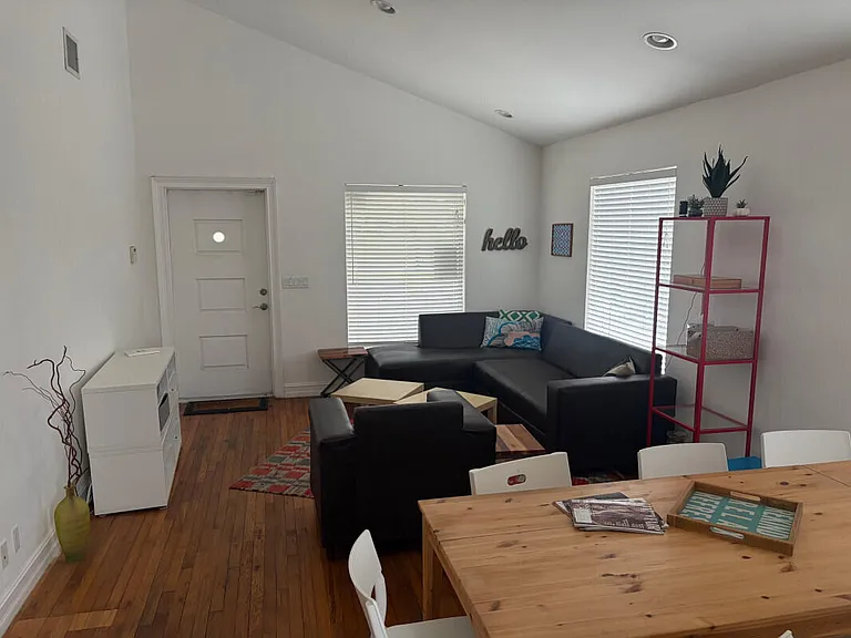 219 SW 17th St — Photo 3