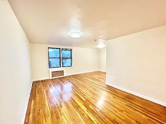 4th image of 4140 Denman St #3H