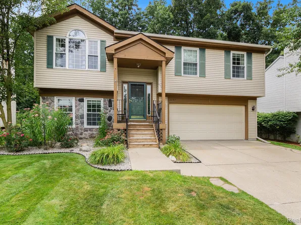 1735 Andover Blvd, Howell, MI 48843