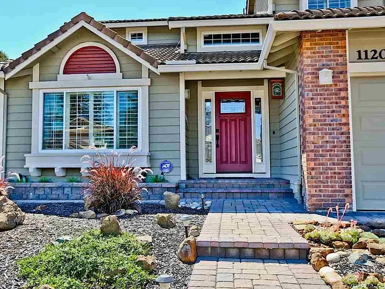1120 Discovery Way — Photo 2