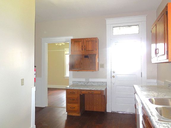 5th image of 413 E Schwarz St