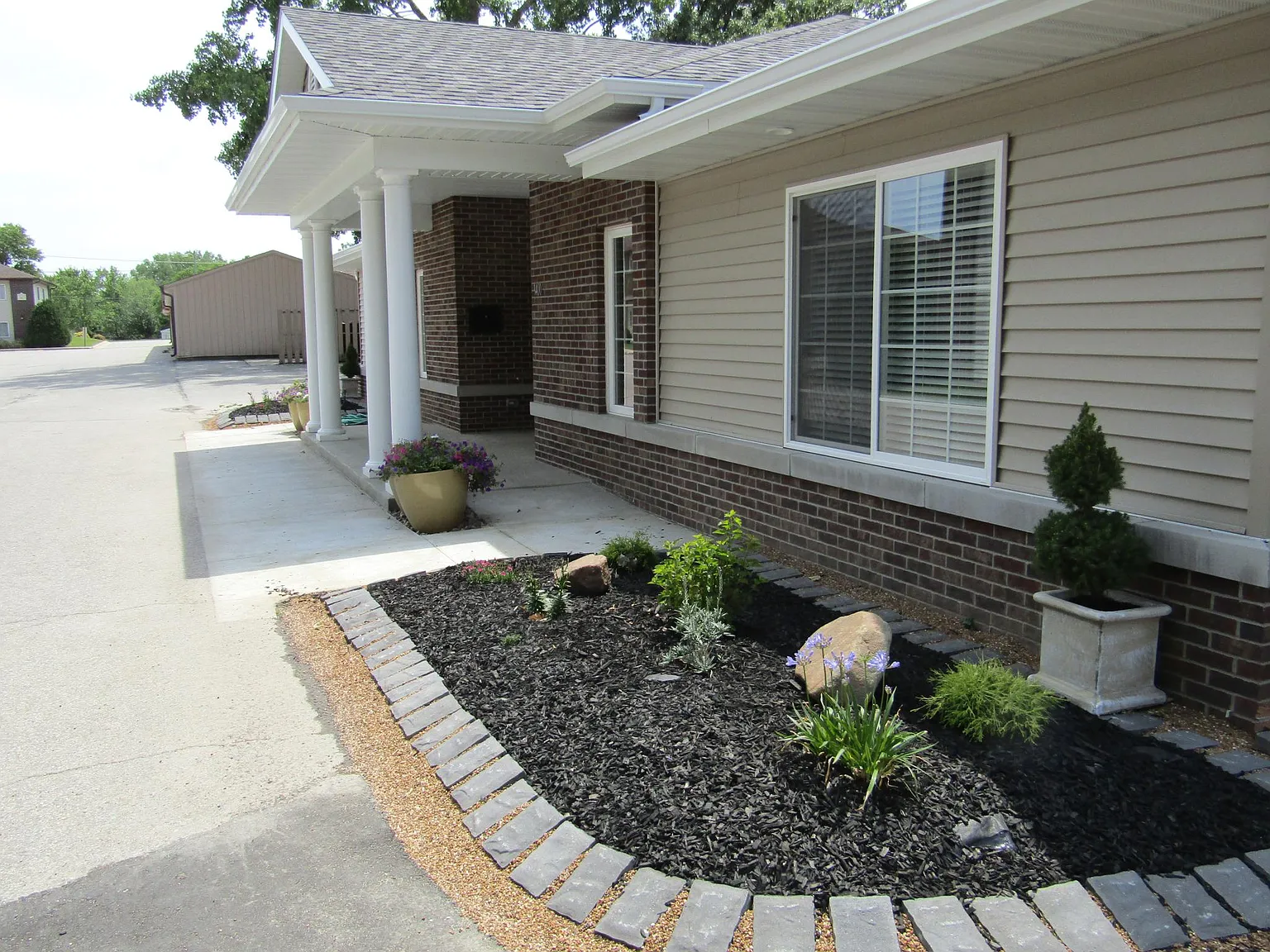 Woodcrest Apartments — Photo 1