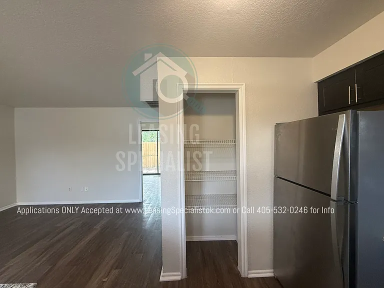 127 W Acres St #E — Photo 10