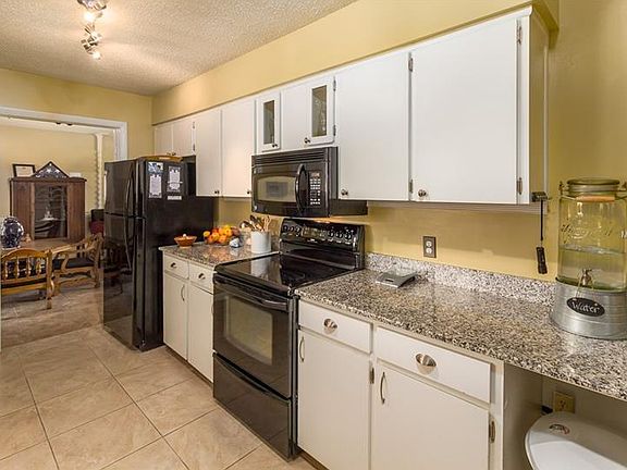 3rd image of 6730 Woodside Ct