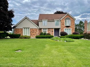 388 Powderhorn Ct, Rochester Hills, MI 48309