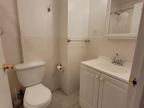 5th image of 215 Saint James Pl APT 4A
