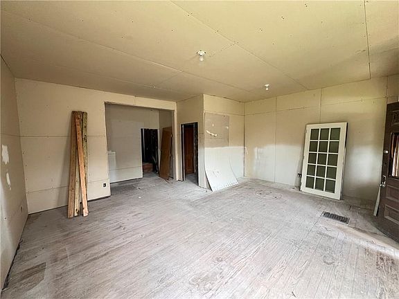 4th image of 2833 E 7th St