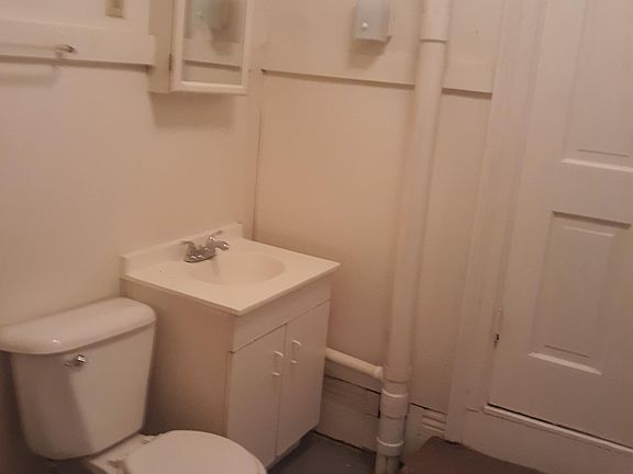 5th image of 418 W 8th St #6