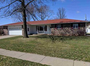1521 2nd Ave, Camanche, IA 52730