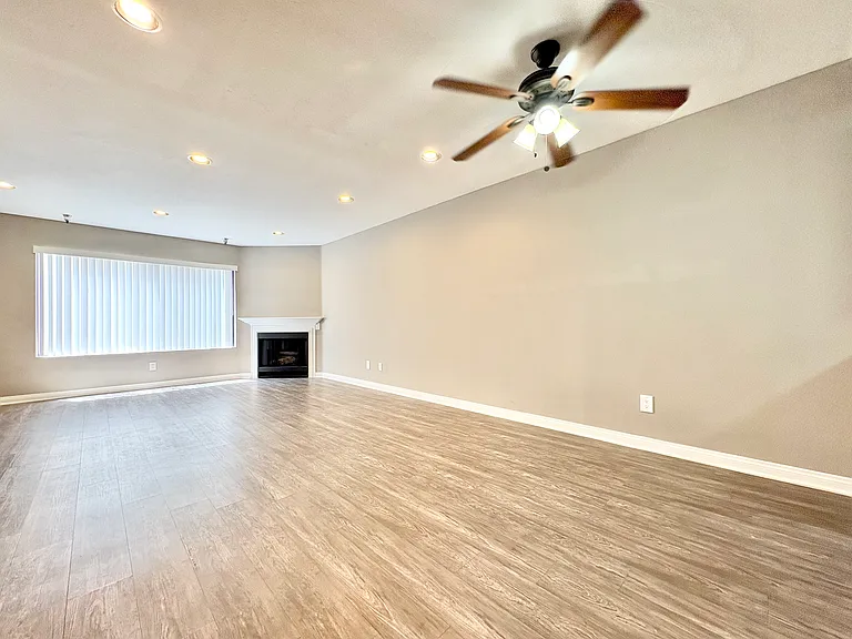 14542 Burbank Blvd #3 — Photo 3