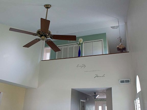 5th image of 27 Woodbury Ln
