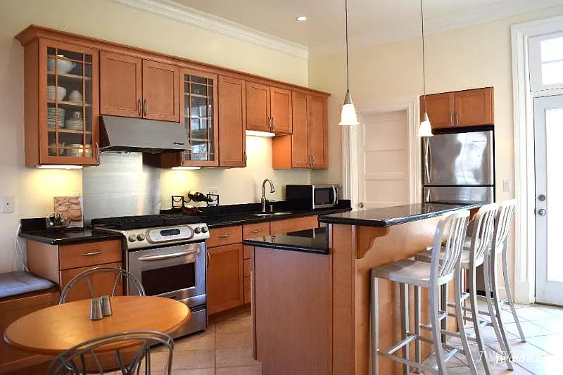 Large top floor condo. City Skyline Views! Private Deck! — Photo 2