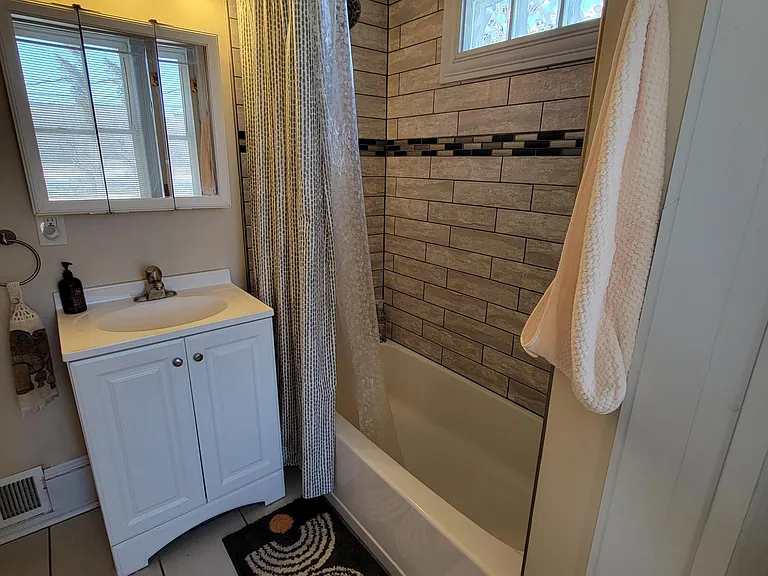 643 Van Buren St NE #1 — Photo 8