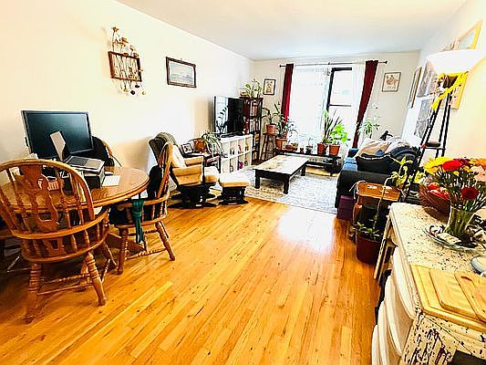 2nd image of 2534 Crescent St APT 2H