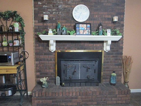 4th image of 1049 Eastview Dr