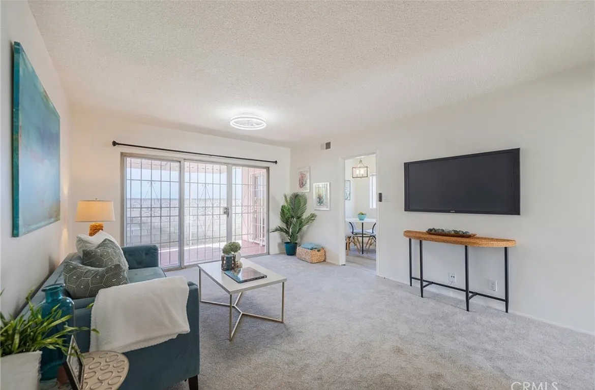 3 bed, 1200 sqft, $3,650 — Photo 3
