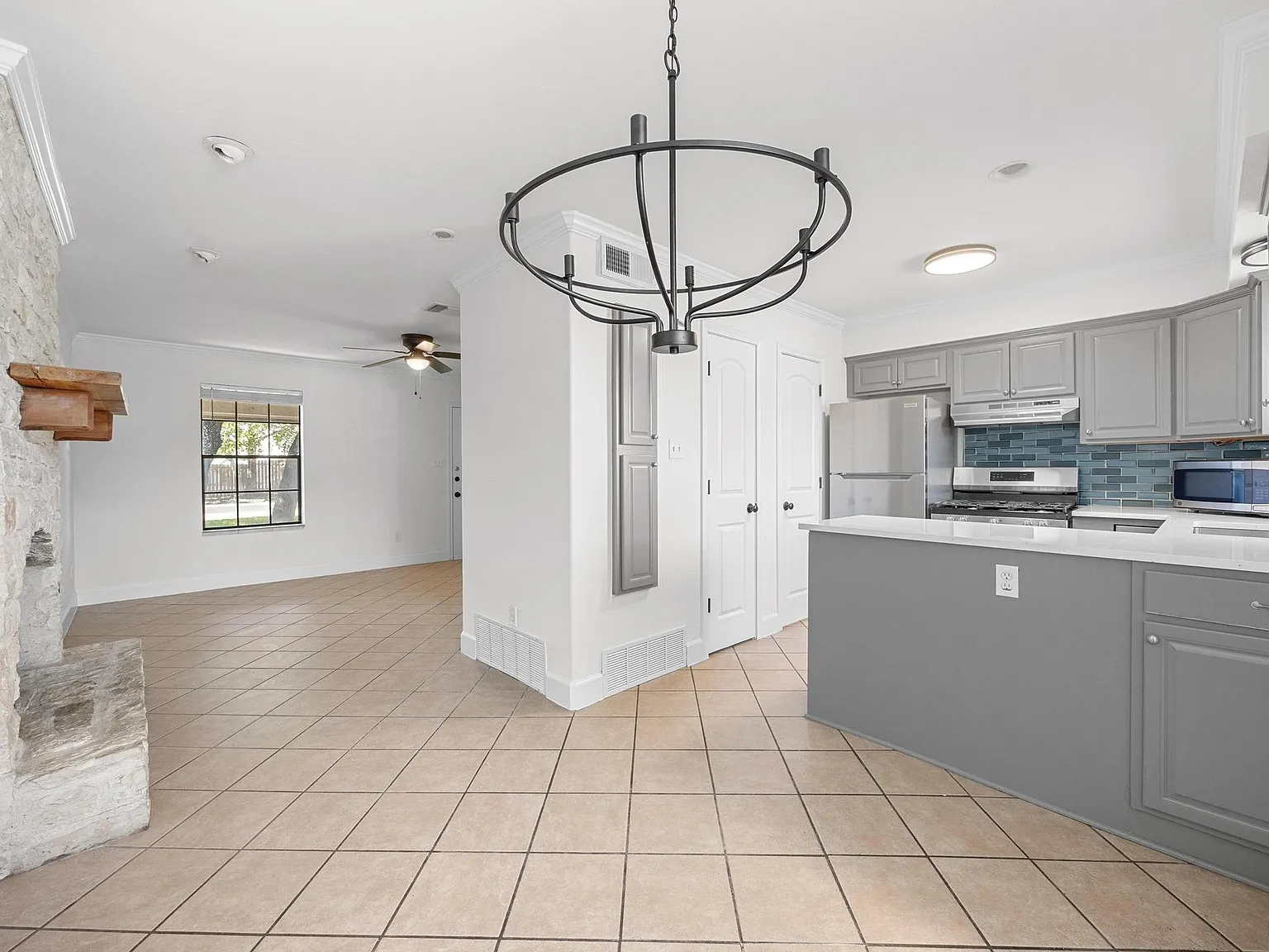 2 bed, 1.5 bath, 900 sqft, $1,400 — Photo 3
