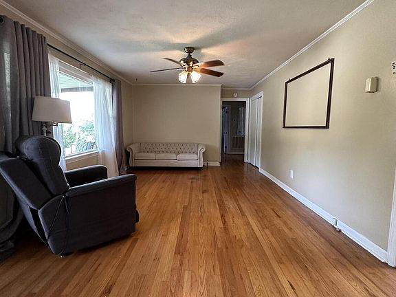 3rd image of 104 Willowbrook Dr