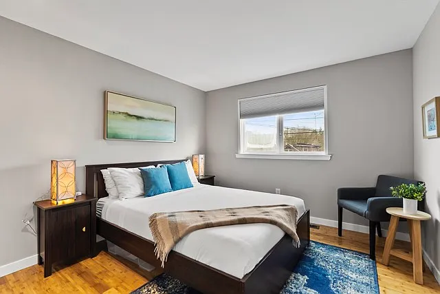 2nd bedroom with queen bed
