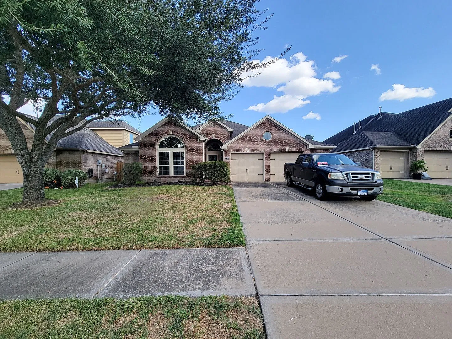 Welcome to 2710 Bamboo Lane in Rosenberg, Texas! This spacious 4-bedroom, 2-bathroom home offers ... — Photo 3