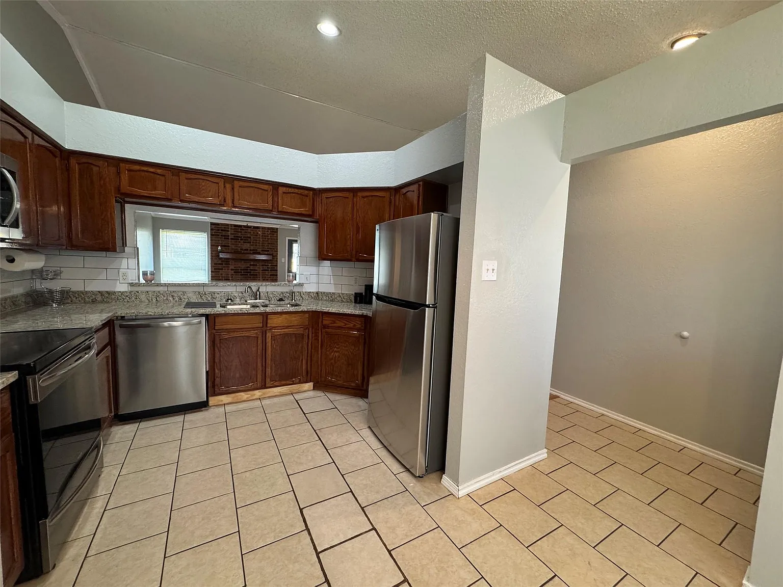 3 bed, 1387 sqft, $2,200 — Photo 4