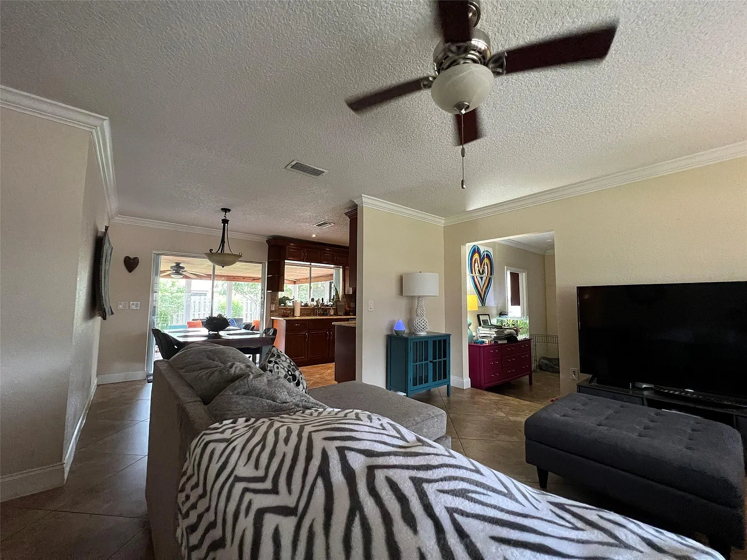 3 bed, 2.0 bath, 1045 sqft, $3,600 — Photo 4