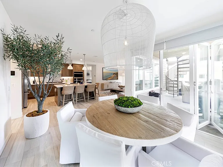 983 Doheny Way — Photo 12