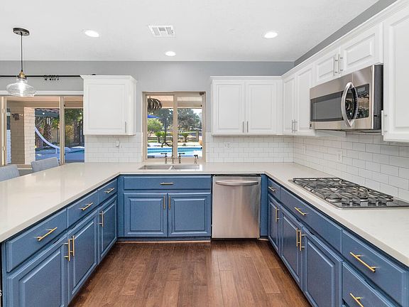 3rd image of 419 W GLENEAGLES Drive