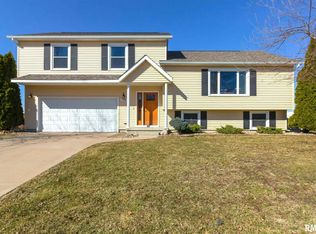 708 Fox Ridge Rd, Eldridge, IA 52748