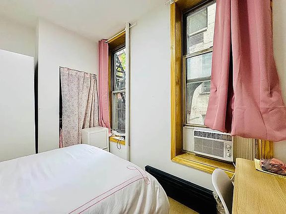 5th image of 13 Saint Marks Pl APT 3R