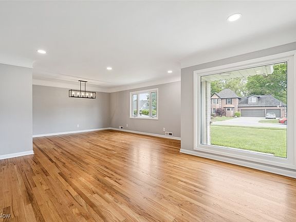 5th image of 19855 Parklane Dr