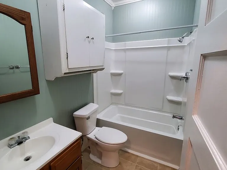 Remodeled 2 Bd with huge kitchen, dining room and living room — Photo 8