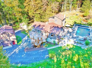 306 Twin Lakes Rd, Shohola, PA 18458
