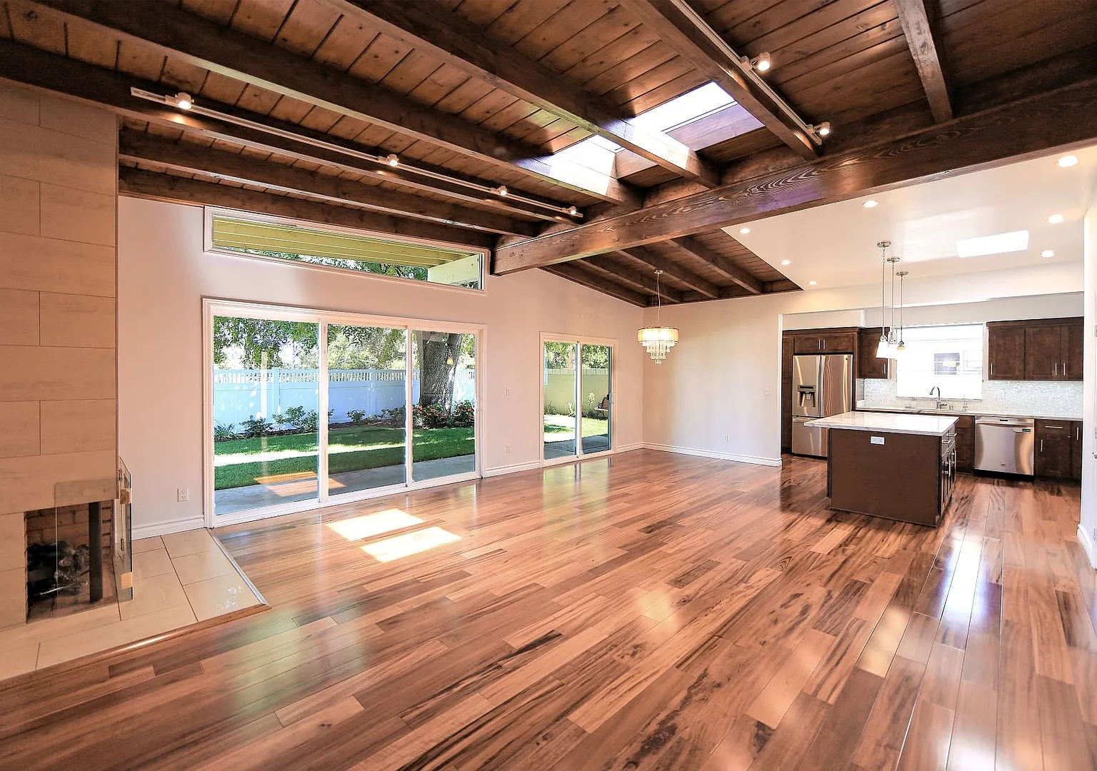 4 Bedrooms/3 Bathrooms in Encino — Photo 4