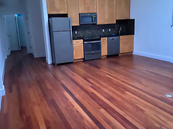 2nd image of 3421 Richmond St #205