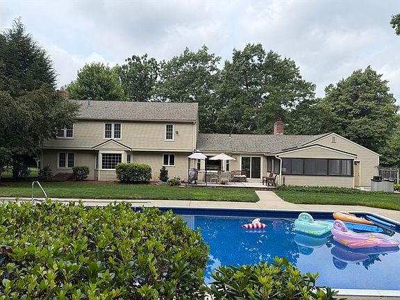 2nd image of 29 W Colonial Rd